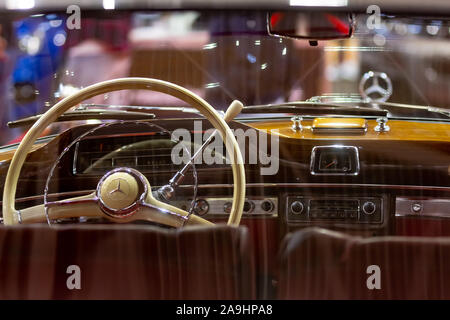 Bukarest, Rumänien - Oktober 12, 2019: 1957 Mercedes Benz 220S Auto ist auf der Auto Show in Bukarest, in Bukarest, Rumänien ausgesetzt. Dieses Bild ist für e Stockfoto