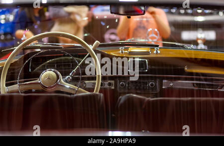 Bukarest, Rumänien - Oktober 12, 2019: 1957 Mercedes Benz 220S Auto ist auf der Auto Show in Bukarest, in Bukarest, Rumänien ausgesetzt. Dieses Bild ist für e Stockfoto