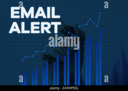 Handschrift Text schreiben E-Mail-Warnung. Konzeptionelle foto e-Mails automatisch generierte nd an die jeweiligen Empfänger gesendet Stockfoto