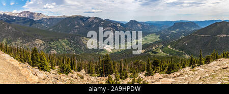 Einen Panoramablick auf Schafe Seen und Fall River Road von Rainbow Kurve Übersehen im Rocky Mountain National Park in Colorado. Stockfoto