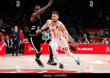 Belgrad, Serbien. 15 Nov, 2019. Von Crvena Zvezda Billy Baron (R) Mias mit Asvel Charles Lombahe-Kahudi während der regulären Saison Runde 8 Euroleague Basketball Spiel in Belgrad, Serbien am November 15, 2019. Asvel gewann 74-72. Credit: Predrag Milosavljevic/Xinhua/Alamy leben Nachrichten Stockfoto