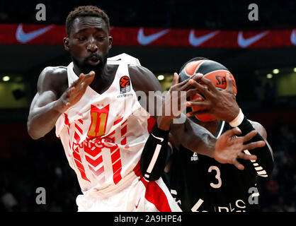 Belgrad, Serbien. 15 Nov, 2019. Asvel von Tonye Jekiri (R) Mias mit Crvena Zvezda Mouhammad Faye während der regulären Saison Runde 8 Euroleague Basketball Spiel in Belgrad, Serbien am November 15, 2019. Asvel gewann 74-72. Credit: Predrag Milosavljevic/Xinhua/Alamy leben Nachrichten Stockfoto