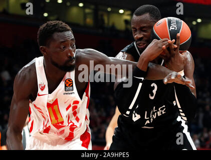 Belgrad, Serbien. 15 Nov, 2019. Asvel von Tonye Jekiri (R) Mias mit Crvena Zvezda Mouhammad Faye während der regulären Saison Runde 8 Euroleague Basketball Spiel in Belgrad, Serbien am November 15, 2019. Asvel gewann 74-72. Credit: Predrag Milosavljevic/Xinhua/Alamy leben Nachrichten Stockfoto