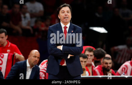 Belgrad, Serbien. 15 Nov, 2019. Von Crvena Zvezda Haupttrainer Andrija Gavrilovic reagiert während der regulären Saison Runde 8 Euroleague basketball Match zwischen Crvena Zvezda und Asvel in Belgrad, Serbien am November 15, 2019. Asvel gewann 74-72. Credit: Predrag Milosavljevic/Xinhua/Alamy leben Nachrichten Stockfoto