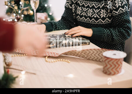 7/8-Foto von Frau Verpackung Weihnachtsgeschenke Stockfoto