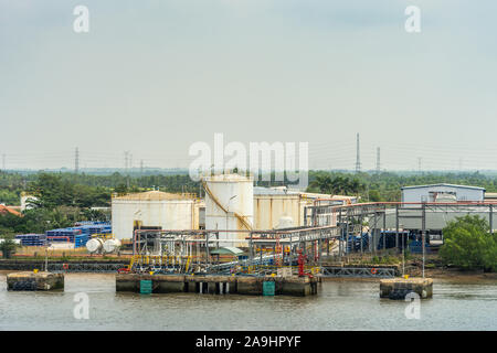Lange Tau Fluss, Vietnam - 12. März 2019: Phuoc Khanh. PetroVietnam in- und out-Pumpen installation wo Schiffe umgeschlagen werden. Weißen Tanks und Gree Stockfoto