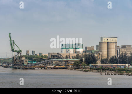 Lange Tau Fluss, Vietnam - 12. März 2019: Phuoc Khanh. Cong Thanh Gruppe Zementwerk mit ihren Silos, Transportband. und Kais zu empfangen und zu l Stockfoto