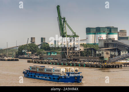 Lange Tau Fluss, Vietnam - 12. März 2019: Phuoc Khanh. Cong Thanh Gruppe Zementwerk mit ihren Silos, Transportband. Und Kais Schiffe zu behandeln. Stockfoto