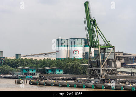 Lange Tau Fluss, Vietnam - 12. März 2019: Phuoc Khanh. Nahaufnahme von Cong Thanh Gruppe Zementwerk mit ihren Silos, Transportband. und Kais zu ha Stockfoto