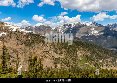Ein Panorama der Rocky Mountain National Park in Colorado von Trail Ridge Road. Stockfoto
