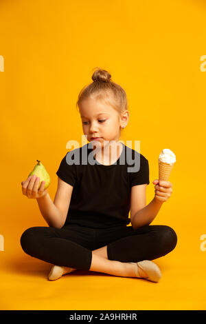 Kleinen Tänzer oder Gymnast Wahl zwischen Boxsack und Eis Stockfoto