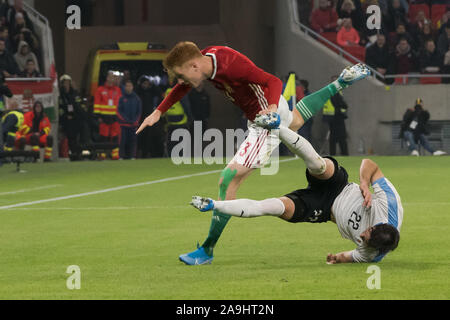 Budapest, Ungarn. 15 Nov, 2019. Zsolt Kalmar (L) von Ungarn Mias mit Matias Vina von Uruguay während der Einweihung des neu rekonstruierten Ferenc Puskas Stadion in Budapest, Ungarn am November 15, 2019. Credit: Attila Volgyi/Xinhua/Alamy leben Nachrichten Stockfoto