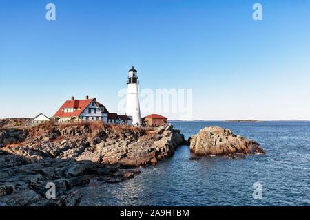 Leuchtturm auf der felsigen Küste, Portland Head Lighthouse, Cape Elizabeth, Portland, Maine, New England, USA Stockfoto