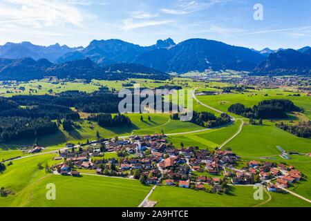 Zell bei Eisenberg, hinter Breitenberg und Aggenstein, Allgäuer Alpen, Luftaufnahme, Ostallgau, Allgäu, Schwaben, Bayern, Deutschland Stockfoto