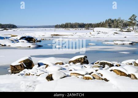 Schnee See Landschaft im Sonnenschein, vor boulders, Glaskogen Naturreservat, Värmland, Schweden Stockfoto