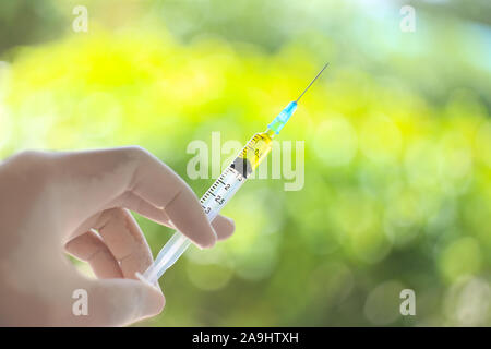 Medizinische hand Handschuh blau molding Durchstechflasche Impfstoff hypodermischen Nadel spritze Injektion Behandlung. Lab Da test Immunisierung und Impfung Konzept Stockfoto