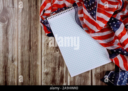 Schön winken Sterne amerikanische Flagge mit Notebook auf Holz Tisch für Hintergrund gestreift Stockfoto