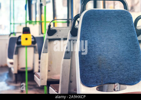 Innenraum des Busses. Sitz Plätze in Front Side Bus mit Drehkreuz Stockfoto