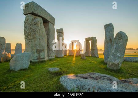 Stonehenge bei Sonnenaufgang, Stein Kreis auf dem Salisbury Plain, 3000-1500 v. Chr., Wiltshire, England, Großbritannien - Europas berühmteste prähistorische Stätte