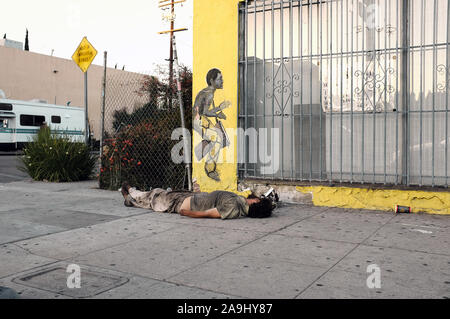 Nicht identifizierte zufällige Person schlafen auf den Straßen der Innenstadt von Los Angeles, CA am 29. Juli 2018. Stockfoto