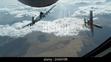 Zwei US Air Force A-10 Thunderbolt IIs der 303Rd Expeditionary Jagdgeschwader pop Flares zugeordnet und weg von einer KC-135 Stratotanker der 340 Expeditionary Air Refuelling Squadron über Afghanistan zugeordnet zur Unterstützung der Operation, die die Freiheit des Sentinel, Nov. 13, 2019 brechen. Die 303Rd EFS unterhält eine ständige Präsenz in den US Central Command der Verantwortung, Unterstützung der USA und der Koalition Flugzeug- und Bodentruppen in verschiedenen Operationen. (U.S. Air Force Foto von Flieger 1. Klasse Brandon Cribelar) Stockfoto