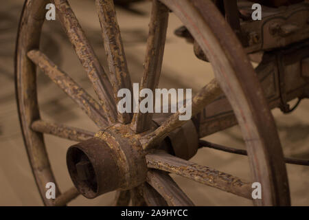 Vorderansicht, Holz Wagenrad mit Eisen Band und Nabe auf Holz Achse, antike Wagen. Stockfoto