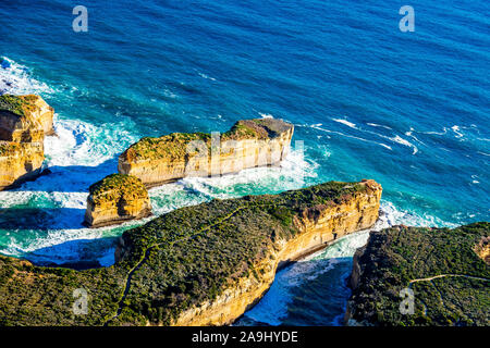 Eine Luftaufnahme der Loch Ard Gorge, entlang der Küste von Port Campbell National Park, Victoria, Australien. Stockfoto