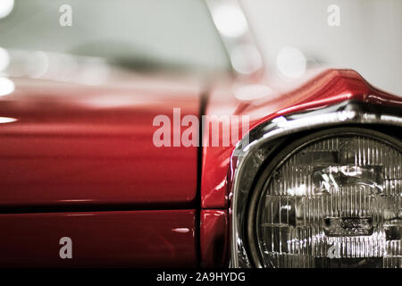 Color, front right view of antique red vintage GTO car fender and headlight. Stockfoto