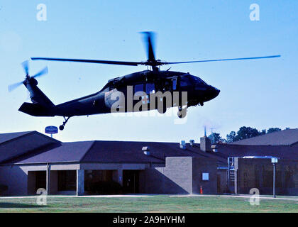 Ein Nord-carolina Army National Guard UH-60 Blackhawk Hubschrauber, zugeordnet zu den Abteilung 2, Charlie Company, 1.BATAILLON, 126 Aviation Regiment (Medevac), bereitet im Robeson Community College in Lumberton, North Carolina, November 7, 2019 zu landen. Die UH-60 und Crew unterstützt eine medizinische Trauma lane Schulungsveranstaltung an der Volkshochschule. (U.S. Army National Guard Foto von Sgt. 1 Klasse Craig Norton, North Carolina Army National Guard Recruiting und Retention Bataillon) Stockfoto