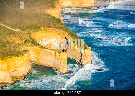 Eine Luftaufnahme von sparkes Gully, einer der Bereiche zeigen deutliche Erosion entlang der Küste von Port Campbell National Park, Victoria, Austra Stockfoto