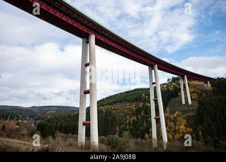 Nuttlar, Deutschland. 14 Nov, 2019. Ein Foto der Tal Brücke Nuttlar. Das Tal Brücke Nuttlar ist eine abgeschlossene Tal Brücke im Zuge der Erweiterung der Bundesautobahn 46 im Sauerland. Mit einer Höhe von 115 Metern ist sie die höchste Brücke in Nordrhein-Westfalen. Am 18.11.2019 Die Brücke und der A46 wird offiziell eingeweiht und für den Verkehr geöffnet. Credit: Guido Kirchner/dpa/Alamy leben Nachrichten Stockfoto