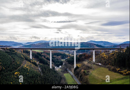 Nuttlar, Deutschland. 14 Nov, 2019. Ein Foto der Tal Brücke Nuttlar. (Mit einer Drohne erfasst). Das Tal Brücke Nuttlar ist eine abgeschlossene Tal Brücke im Zuge der Erweiterung der Bundesautobahn 46 im Sauerland. Mit einer Höhe von 115 Metern ist sie die höchste Brücke in Nordrhein-Westfalen. Am 18.11.2019 Die Brücke und der A46 wird offiziell eingeweiht und für den Verkehr geöffnet. Credit: Guido Kirchner/dpa/Alamy leben Nachrichten Stockfoto