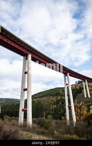 Nuttlar, Deutschland. 14 Nov, 2019. Ein Foto der Tal Brücke Nuttlar. Das Tal Brücke Nuttlar ist eine abgeschlossene Tal Brücke im Zuge der Erweiterung der Bundesautobahn 46 im Sauerland. Mit einer Höhe von 115 Metern ist sie die höchste Brücke in Nordrhein-Westfalen. Am 18.11.2019 Die Brücke und der A46 wird offiziell eingeweiht und für den Verkehr geöffnet. Credit: Guido Kirchner/dpa/Alamy leben Nachrichten Stockfoto