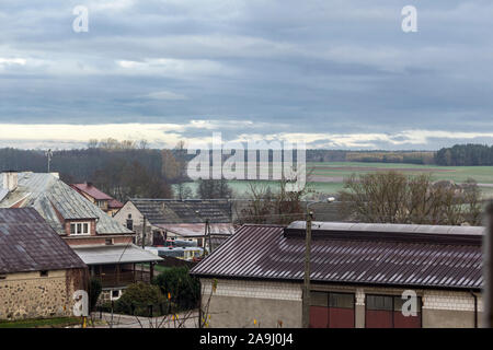 Ein Blick auf das Dorf aus der Vogelperspektive Flug. Dächer von Wohnhäusern, Scheunen, Ausrüstung. Der Wald im Hintergrund. Podlachien. Polen. Stockfoto