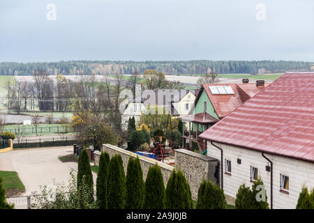 Herbst. Ein Blick auf das Dorf aus der Vogelperspektive Flug. Die Dächer der Gebäude, Scheunen, Ausrüstung. Der Wald im Hintergrund. Podlachien. Polen. Stockfoto