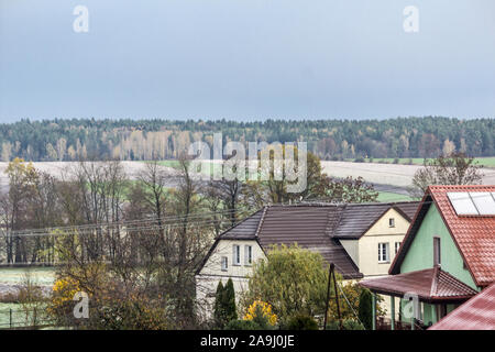 Ein Blick auf das Dorf aus der Vogelperspektive Flug. Dächer von Wohnhäusern, Scheunen, Ausrüstung. Der Wald im Hintergrund. Podlachien. Polen. Stockfoto