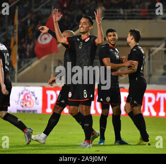 Tunis, Tunesien. 15 Nov, 2019. Die Tunesische Mittelfeldspieler Saif-Eddine Khaoui (2nd-R) feiert sein Ziel während der 2021 Afrika Cup der Nationen Gruppe J qualifizierenden Fußballspiel zwischen Tunesien und Libyen im Stade Olympique de Rades. (Endstand 4:1; Tunesien Libyen) Credit: SOPA Images Limited/Alamy leben Nachrichten Stockfoto