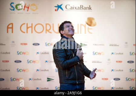 Malaga, Spanien. 15 Nov, 2019. Schauspieler Antonio Banderas Posen auf dem roten Teppich bei einem Fotoshooting des Musicals "A Chorus Line" vor der Premiere im Soho Caixabank Theater. Spanische Schauspieler und Regisseur Antonio Banderas seinen neuen Theater in Málaga eröffnet sein erstes Musical "A Chorus Line", der in der ursprünglichen musikalischen Produktion über die Geschichte einer Gruppe von Tänzerinnen und Tänzer vom Broadway, die darauf abzielen, die Teilnahme an der musikalischen Chor zu nehmen. Credit: SOPA Images Limited/Alamy leben Nachrichten Stockfoto