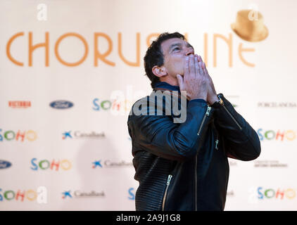 Malaga, Spanien. 15 Nov, 2019. Schauspieler Antonio Banderas Posen auf dem roten Teppich bei einem Fotoshooting des Musicals "A Chorus Line" vor der Premiere im Soho Caixabank Theater. Spanische Schauspieler und Regisseur Antonio Banderas seinen neuen Theater in Málaga eröffnet sein erstes Musical "A Chorus Line", der in der ursprünglichen musikalischen Produktion über die Geschichte einer Gruppe von Tänzerinnen und Tänzer vom Broadway, die darauf abzielen, die Teilnahme an der musikalischen Chor zu nehmen. Credit: SOPA Images Limited/Alamy leben Nachrichten Stockfoto