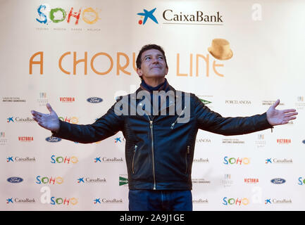 Malaga, Spanien. 15 Nov, 2019. Schauspieler Antonio Banderas Posen auf dem roten Teppich bei einem Fotoshooting des Musicals "A Chorus Line" vor der Premiere im Soho Caixabank Theater. Spanische Schauspieler und Regisseur Antonio Banderas seinen neuen Theater in Málaga eröffnet sein erstes Musical "A Chorus Line", der in der ursprünglichen musikalischen Produktion über die Geschichte einer Gruppe von Tänzerinnen und Tänzer vom Broadway, die darauf abzielen, die Teilnahme an der musikalischen Chor zu nehmen. Credit: SOPA Images Limited/Alamy leben Nachrichten Stockfoto