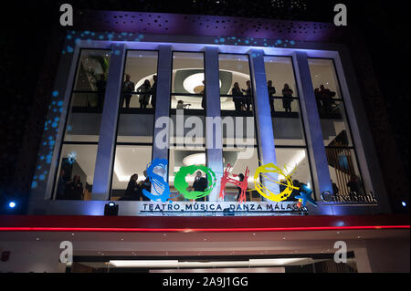 Malaga, Spanien. 15 Nov, 2019. Die Menschen sind im Theater während einer Photocall des Musicals "A Chorus Line" vor der Premiere im Soho Caixabank Theater gesehen. Spanische Schauspieler und Regisseur Antonio Banderas seinen neuen Theater in Málaga eröffnet sein erstes Musical "A Chorus Line", der in der ursprünglichen musikalischen Produktion über die Geschichte einer Gruppe von Tänzerinnen und Tänzer vom Broadway, die darauf abzielen, die Teilnahme an der musikalischen Chor zu nehmen. Credit: SOPA Images Limited/Alamy leben Nachrichten Stockfoto