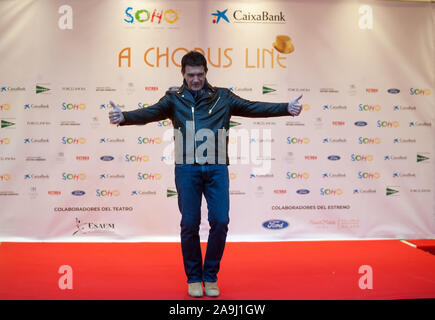 Malaga, Spanien. 15 Nov, 2019. Schauspieler Antonio Banderas Posen auf dem roten Teppich bei einem Fotoshooting des Musicals "A Chorus Line" vor der Premiere im Soho Caixabank Theater. Spanische Schauspieler und Regisseur Antonio Banderas seinen neuen Theater in Málaga eröffnet sein erstes Musical "A Chorus Line", der in der ursprünglichen musikalischen Produktion über die Geschichte einer Gruppe von Tänzerinnen und Tänzer vom Broadway, die darauf abzielen, die Teilnahme an der musikalischen Chor zu nehmen. Credit: SOPA Images Limited/Alamy leben Nachrichten Stockfoto