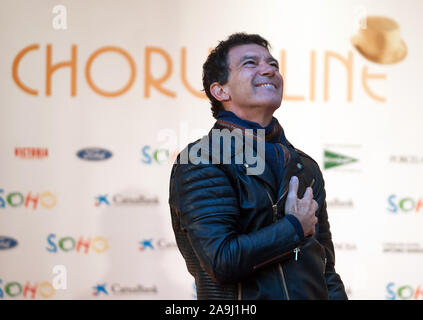 Malaga, Spanien. 15 Nov, 2019. Schauspieler Antonio Banderas Posen auf dem roten Teppich bei einem Fotoshooting des Musicals "A Chorus Line" vor der Premiere im Soho Caixabank Theater. Spanische Schauspieler und Regisseur Antonio Banderas seinen neuen Theater in Málaga eröffnet sein erstes Musical "A Chorus Line", der in der ursprünglichen musikalischen Produktion über die Geschichte einer Gruppe von Tänzerinnen und Tänzer vom Broadway, die darauf abzielen, die Teilnahme an der musikalischen Chor zu nehmen. Credit: SOPA Images Limited/Alamy leben Nachrichten Stockfoto