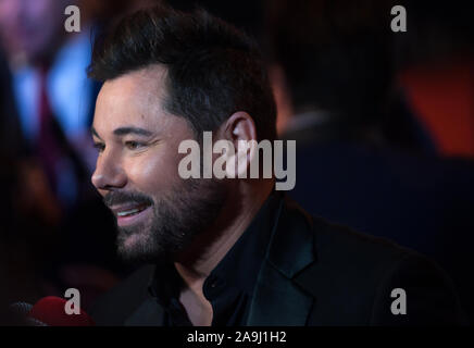 Malaga, Spanien. 15 Nov, 2019. Spanische Sänger Miguel Poveda ist auf dem roten Teppich bei einem Fotoshooting des Musicals "A Chorus Line" vor der Premiere im Soho Caixabank Theater gesehen. Spanische Schauspieler und Regisseur Antonio Banderas seinen neuen Theater in Málaga eröffnet sein erstes Musical "A Chorus Line", der in der ursprünglichen musikalischen Produktion über die Geschichte einer Gruppe von Tänzerinnen und Tänzer vom Broadway, die darauf abzielen, die Teilnahme an der musikalischen Chor zu nehmen. Credit: SOPA Images Limited/Alamy leben Nachrichten Stockfoto