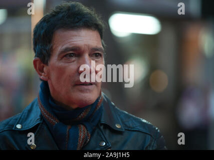 Malaga, Spanien. 15 Nov, 2019. Schauspieler Antonio Banderas Posen auf dem roten Teppich bei einem Fotoshooting des Musicals "A Chorus Line" vor der Premiere im Soho Caixabank Theater. Spanische Schauspieler und Regisseur Antonio Banderas seinen neuen Theater in Málaga eröffnet sein erstes Musical "A Chorus Line", der in der ursprünglichen musikalischen Produktion über die Geschichte einer Gruppe von Tänzerinnen und Tänzer vom Broadway, die darauf abzielen, die Teilnahme an der musikalischen Chor zu nehmen. Credit: SOPA Images Limited/Alamy leben Nachrichten Stockfoto