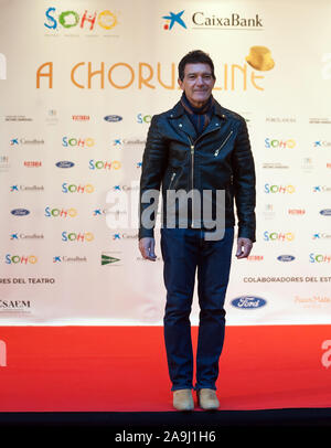 Malaga, Spanien. 15 Nov, 2019. Schauspieler Antonio Banderas Posen auf dem roten Teppich bei einem Fotoshooting des Musicals "A Chorus Line" vor der Premiere im Soho Caixabank Theater. Spanische Schauspieler und Regisseur Antonio Banderas seinen neuen Theater in Málaga eröffnet sein erstes Musical "A Chorus Line", der in der ursprünglichen musikalischen Produktion über die Geschichte einer Gruppe von Tänzerinnen und Tänzer vom Broadway, die darauf abzielen, die Teilnahme an der musikalischen Chor zu nehmen. Credit: SOPA Images Limited/Alamy leben Nachrichten Stockfoto