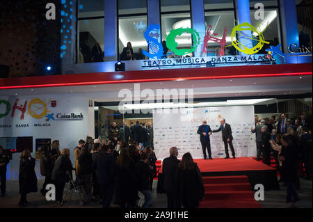 Malaga, Spanien. 15 Nov, 2019. Spanische Regisseur Pedro Almodóvar kommt auf dem roten Teppich bei einem Fotoshooting des Musicals "A Chorus Line" vor der Premiere im Soho Caixabank Theater. Spanische Schauspieler und Regisseur Antonio Banderas seinen neuen Theater in Málaga eröffnet sein erstes Musical "A Chorus Line", der in der ursprünglichen musikalischen Produktion über die Geschichte einer Gruppe von Tänzerinnen und Tänzer vom Broadway, die darauf abzielen, die Teilnahme an der musikalischen Chor zu nehmen. Credit: SOPA Images Limited/Alamy leben Nachrichten Stockfoto