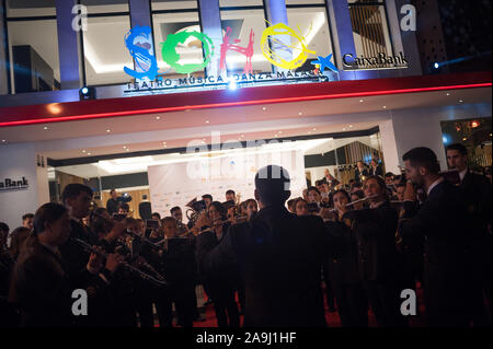 Malaga, Spanien. 15 Nov, 2019. Mitglieder des Orchesters live auf der Bühne vor dem A Chorus Line Premiere im Soho Caixabank Theater. Spanische Schauspieler und Regisseur Antonio Banderas seinen neuen Theater in Málaga eröffnet sein erstes Musical "A Chorus Line", der in der ursprünglichen musikalischen Produktion über die Geschichte einer Gruppe von Tänzerinnen und Tänzer vom Broadway, die darauf abzielen, die Teilnahme an der musikalischen Chor zu nehmen. Credit: SOPA Images Limited/Alamy leben Nachrichten Stockfoto