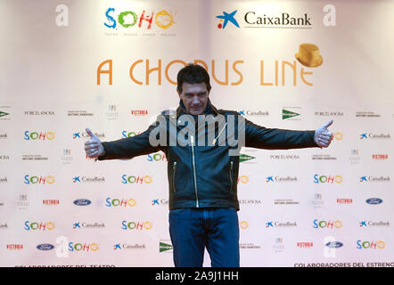 Malaga, Spanien. 15 Nov, 2019. Schauspieler Antonio Banderas Posen auf dem roten Teppich bei einem Fotoshooting des Musicals "A Chorus Line" vor der Premiere im Soho Caixabank Theater. Spanische Schauspieler und Regisseur Antonio Banderas seinen neuen Theater in Málaga eröffnet sein erstes Musical "A Chorus Line", der in der ursprünglichen musikalischen Produktion über die Geschichte einer Gruppe von Tänzerinnen und Tänzer vom Broadway, die darauf abzielen, die Teilnahme an der musikalischen Chor zu nehmen. Credit: SOPA Images Limited/Alamy leben Nachrichten Stockfoto