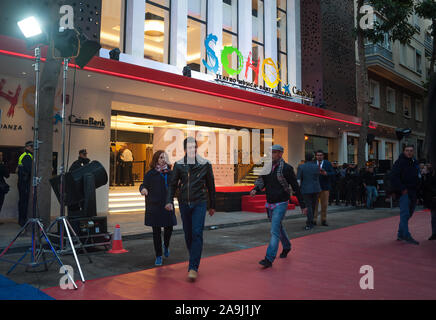 Malaga, Spanien. 15 Nov, 2019. Schauspieler Antonio Banderas kommt auf dem roten Teppich bei einem Fotoshooting des Musicals "A Chorus Line" vor der Premiere im Soho Caixabank Theater. Spanische Schauspieler und Regisseur Antonio Banderas seinen neuen Theater in Málaga eröffnet sein erstes Musical "A Chorus Line", der in der ursprünglichen musikalischen Produktion über die Geschichte einer Gruppe von Tänzerinnen und Tänzer vom Broadway, die darauf abzielen, die Teilnahme an der musikalischen Chor zu nehmen. Credit: SOPA Images Limited/Alamy leben Nachrichten Stockfoto